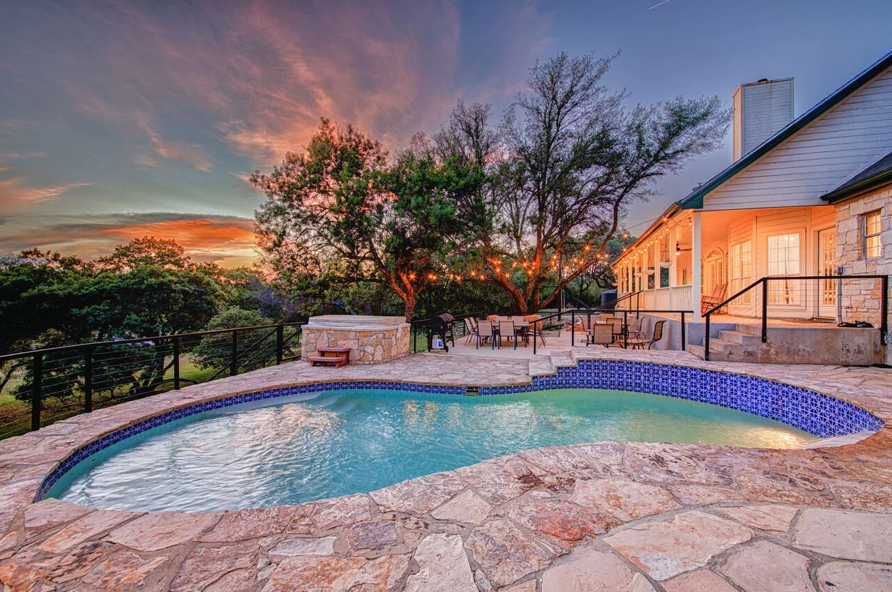 The pool and hot tub of a luxury Dripping Springs rental